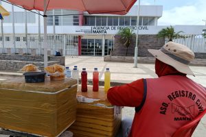 Los comerciantes en los exteriores del Registro Civil también están afectados por los pocos usuarios que llegan a esta dependencia.