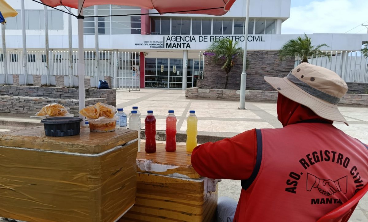 Los comerciantes en los exteriores del Registro Civil también están afectados por los pocos usuarios que llegan a esta dependencia.