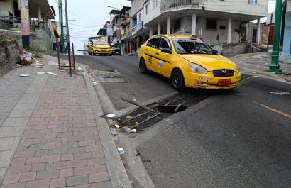 La rejilla dañada en plena avenida 24 bajando hacia la avenida de La Cultura.