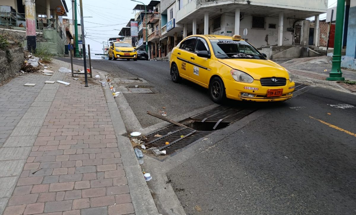 La rejilla dañada en plena avenida 24 bajando hacia la avenida de La Cultura.