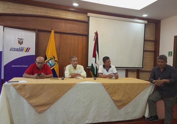 Miembros del sindicato se reunieron este jueves 5 de junio con la Gobernadora Aurora Valle buscando un acercamiento al ministerio de Finanzas para el pago de los sueldos.
