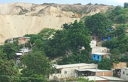 Vista panorámica del barrio San Carlos, al fondo una maquinaria trabaja en la remoción de tierra; esto preocupa a varios moradores del barrio San Carlos.