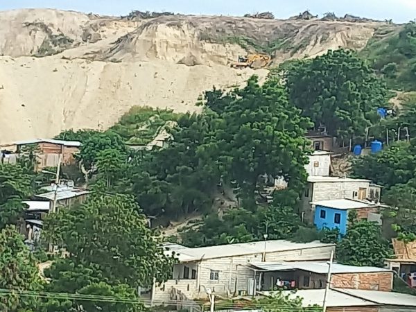 Vista panorámica del barrio San Carlos, al fondo una maquinaria trabaja en la remoción de tierra; esto preocupa a varios moradores del barrio San Carlos.