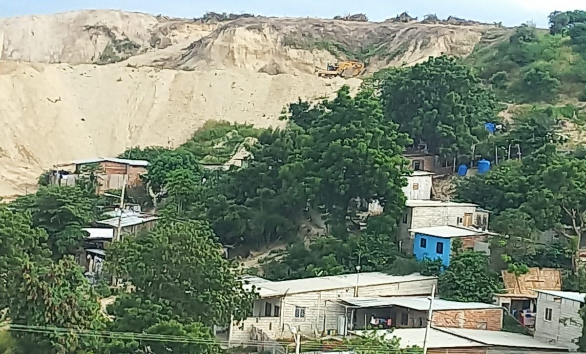 Vista panorámica del barrio San Carlos, al fondo una maquinaria trabaja en la remoción de tierra; esto preocupa a varios moradores del barrio San Carlos.