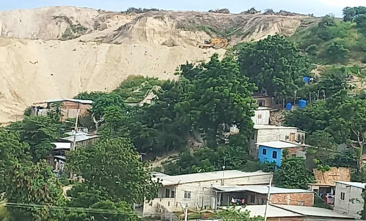 Vista panorámica del barrio San Carlos, al fondo una maquinaria trabaja en la remoción de tierra; esto preocupa a varios moradores del barrio San Carlos.