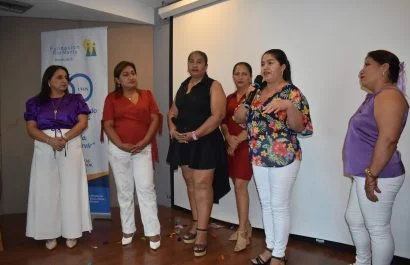 Veinte mujeres  encontraron libertad y esperanza con este libro.