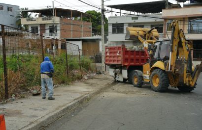 Una cuadrilla de Higiene realizó la limpieza de un punto de acumulación de basura en la parroquia Los Esteros.