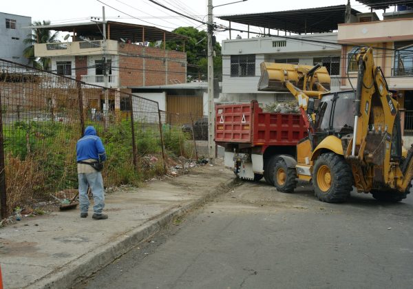 Una cuadrilla de Higiene realizó la limpieza de un punto de acumulación de basura en la parroquia Los Esteros.