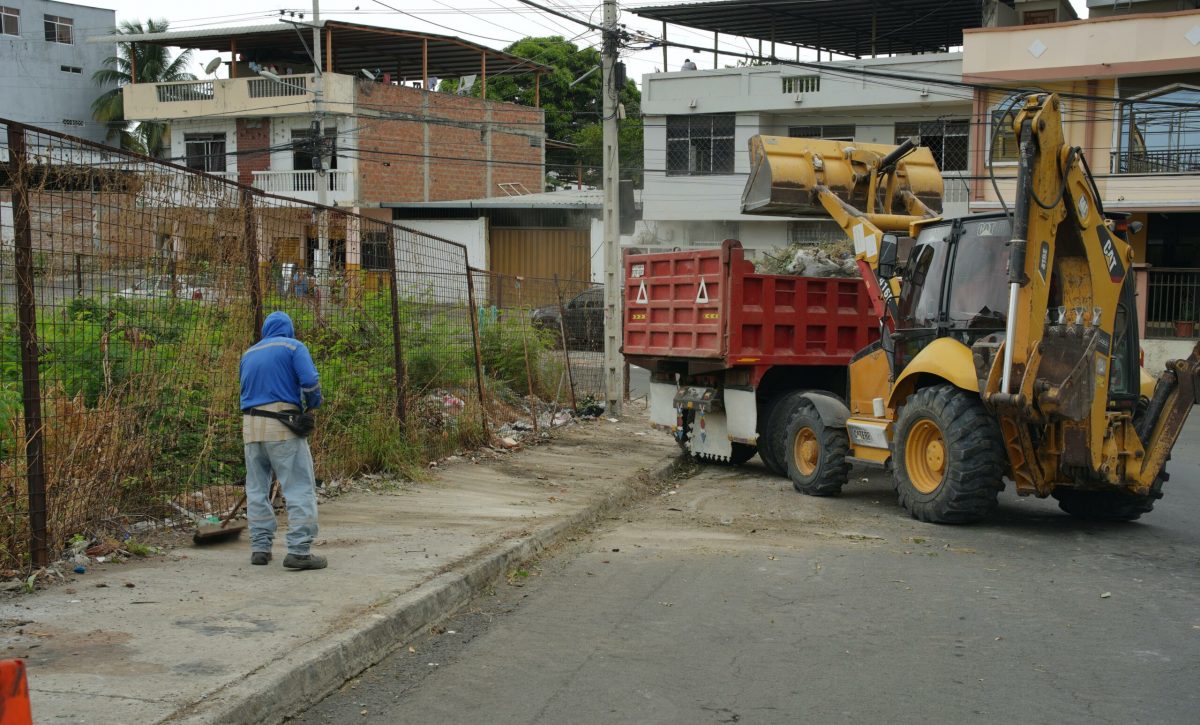 Una cuadrilla de Higiene realizó la limpieza de un punto de acumulación de basura en la parroquia Los Esteros.