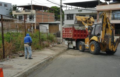 Una cuadrilla de Higiene realizó la limpieza de un punto de acumulación de basura en la parroquia Los Esteros.