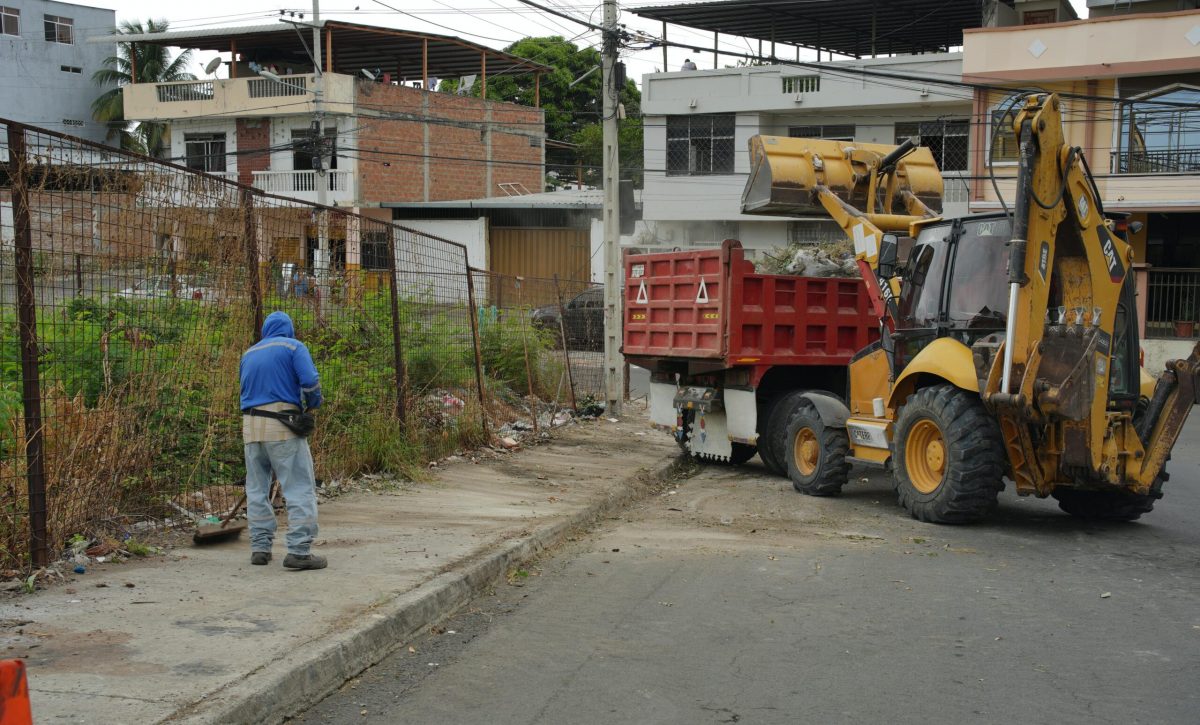 Una cuadrilla de Higiene realizó la limpieza de un punto de acumulación de basura en la parroquia Los Esteros.