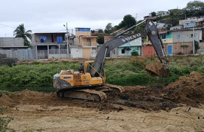 Limpieza del río Manta avanza con maquinaria en el barrio 5 de Junio.