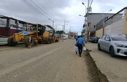 En la avenida 105, en Tarqui, dos maquinarias permanecían a un lado de la vía y en la zona no había obreros. Según el municipio, este martes se retoma la obra.