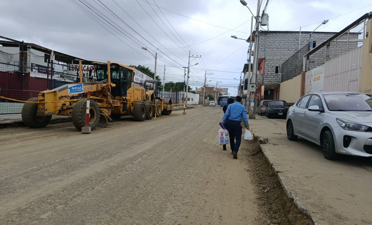 En la avenida 105, en Tarqui, dos maquinarias permanecían a un lado de la vía y en la zona no había obreros. Según el municipio, este martes se retoma la obra.