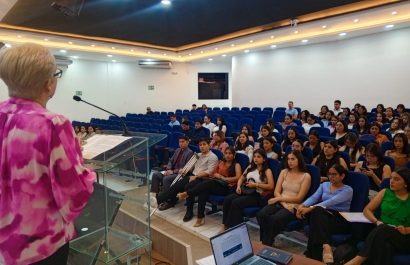 Alumnos del último año de Enfermería durante el sorteo para las plazas del internado.