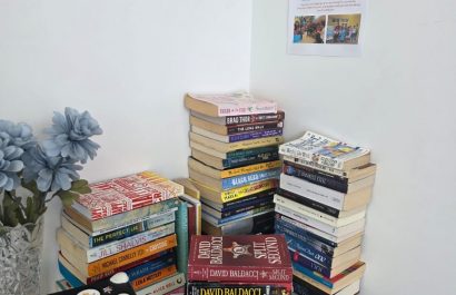 Los libros que sobran de la venta de garaje ahora están ubicados en TopDental; los precios sugeridos van de dos a cinco dólares.
