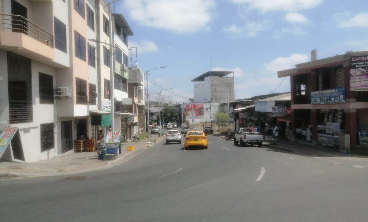 Comerciantes de la calle Venezuela, entre las avenidas 113 y 114 ya no saben a quién recurrir para solucionar la oscuridad que les genera inseguridad y preocupación.