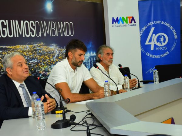 Autoridades durante la rueda de prensa en el Salón de la Ciudad, dando detalles de la feria internacional de turismo.