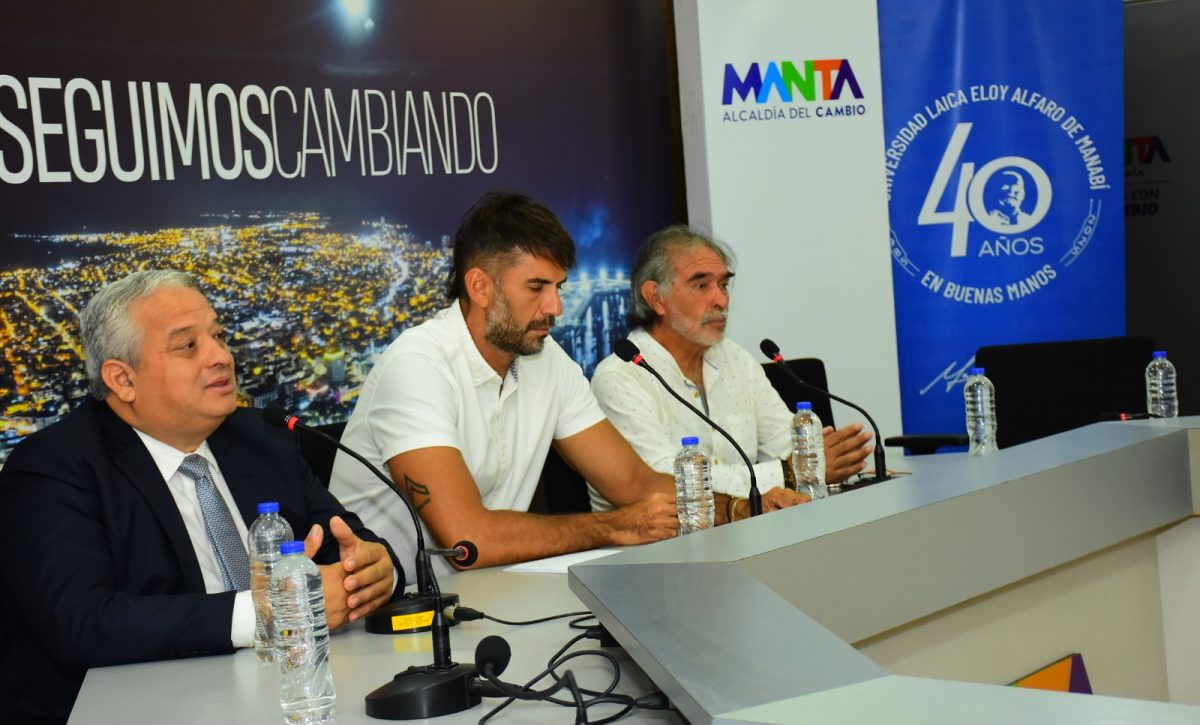 Autoridades durante la rueda de prensa en el Salón de la Ciudad, dando detalles de la feria internacional de turismo.