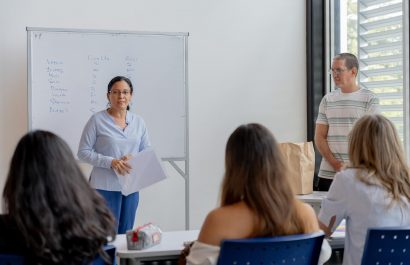 Verónica Arévalo, mientras exponía a un grupo de alumnos sobre la Marca Ciudad.