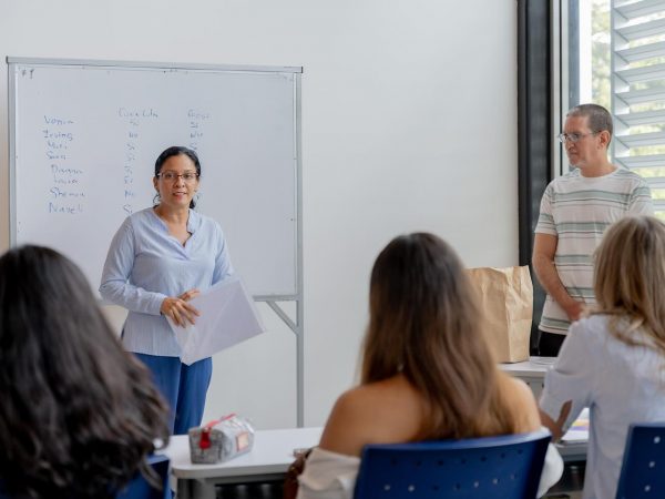 Verónica Arévalo, mientras exponía a un grupo de alumnos sobre la Marca Ciudad.