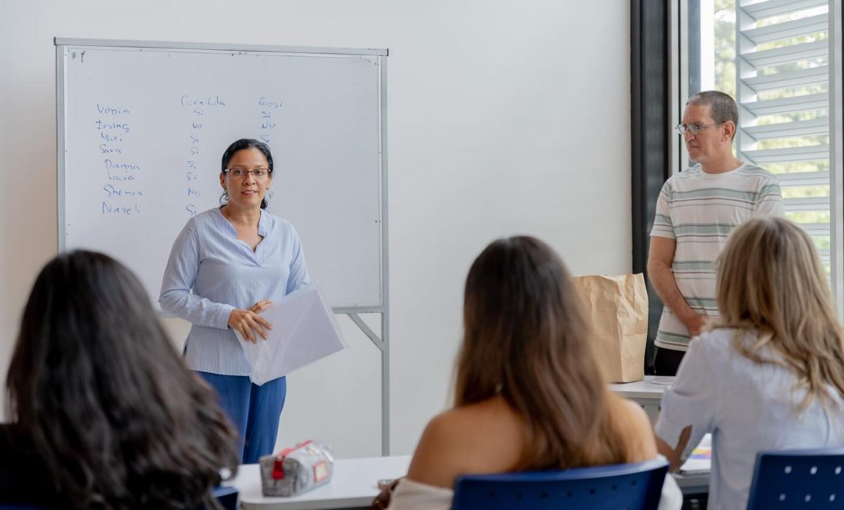Verónica Arévalo, mientras exponía a un grupo de alumnos sobre la Marca Ciudad.