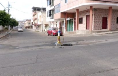 Con cañas y cintas los vecinos del lugar advierten del peligro en esta alcantarilla deteriorada.