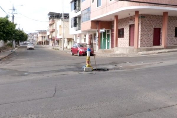 Con cañas y cintas los vecinos del lugar advierten del peligro en esta alcantarilla deteriorada.