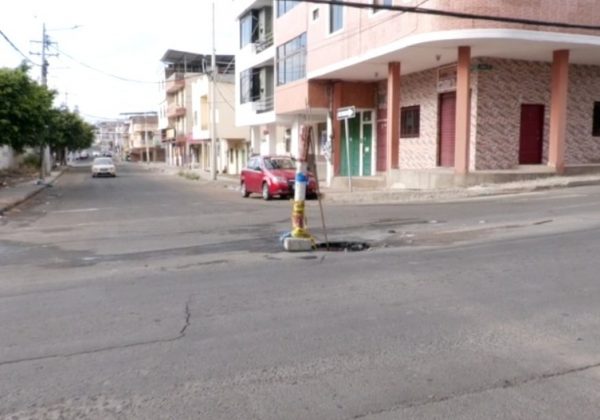 Con cañas y cintas los vecinos del lugar advierten del peligro en esta alcantarilla deteriorada.