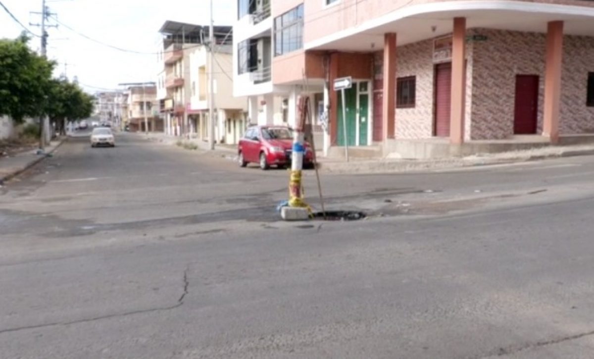 Con cañas y cintas los vecinos del lugar advierten del peligro en esta alcantarilla deteriorada.
