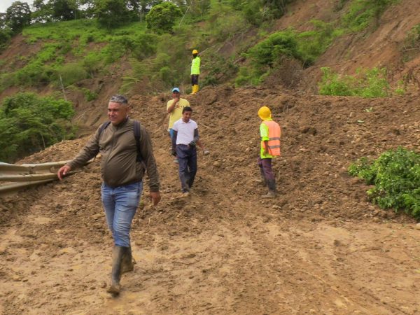 Los deslaves en el cerro de Junín continúan y mantienen cerrada la vía que conecta con Portoviejo