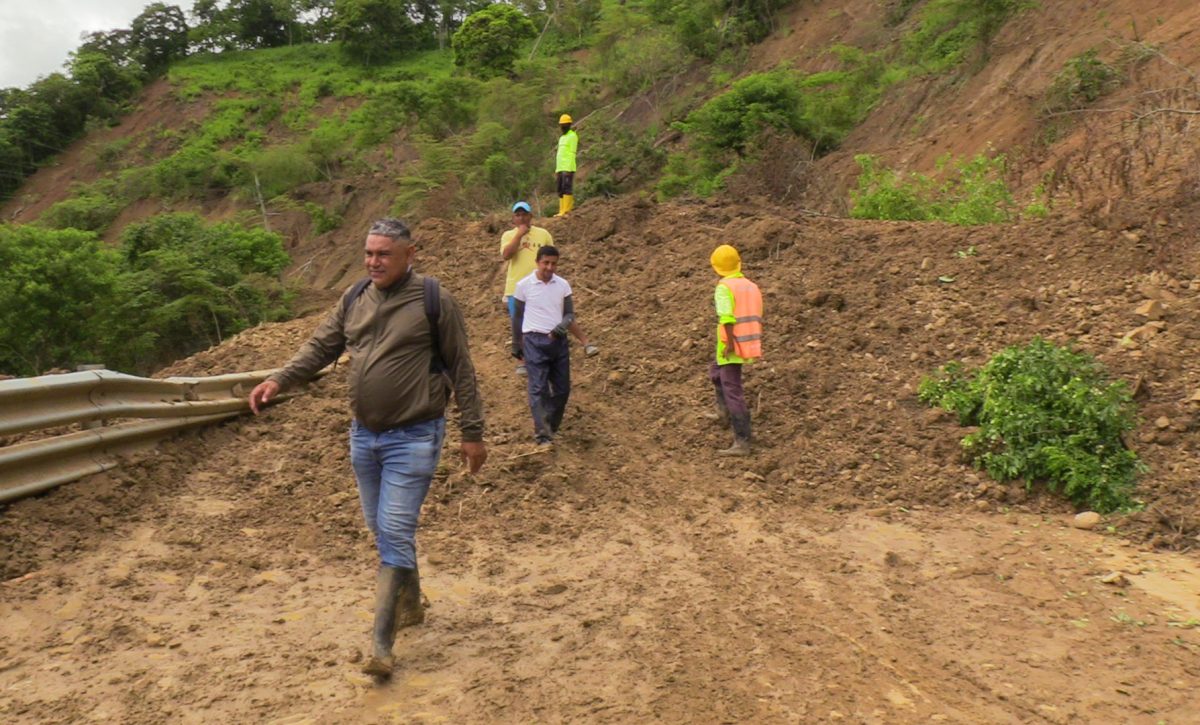 Los deslaves en el cerro de Junín continúan y mantienen cerrada la vía que conecta con Portoviejo