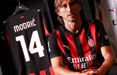 uka Modrić junto a la camiseta que usará en el Milan