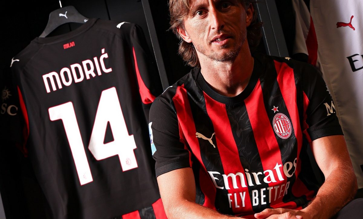 uka Modrić junto a la camiseta que usará en el Milan