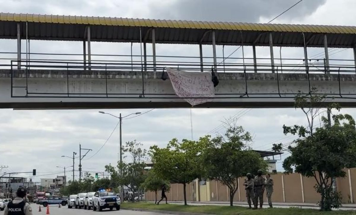 Autoridades investigan hallazgo de restos humanos y mensaje intimidante en puente de Machala