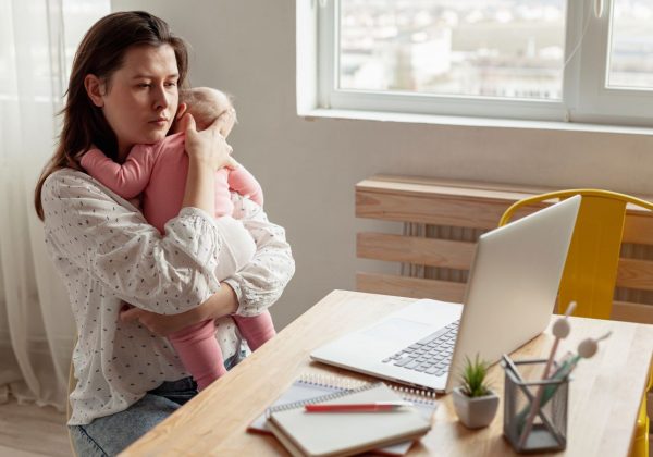 ¿Ser madre frena la carrera profesional? Un estudio revela por qué tantas mujeres dejan de trabajar tras tener hijos