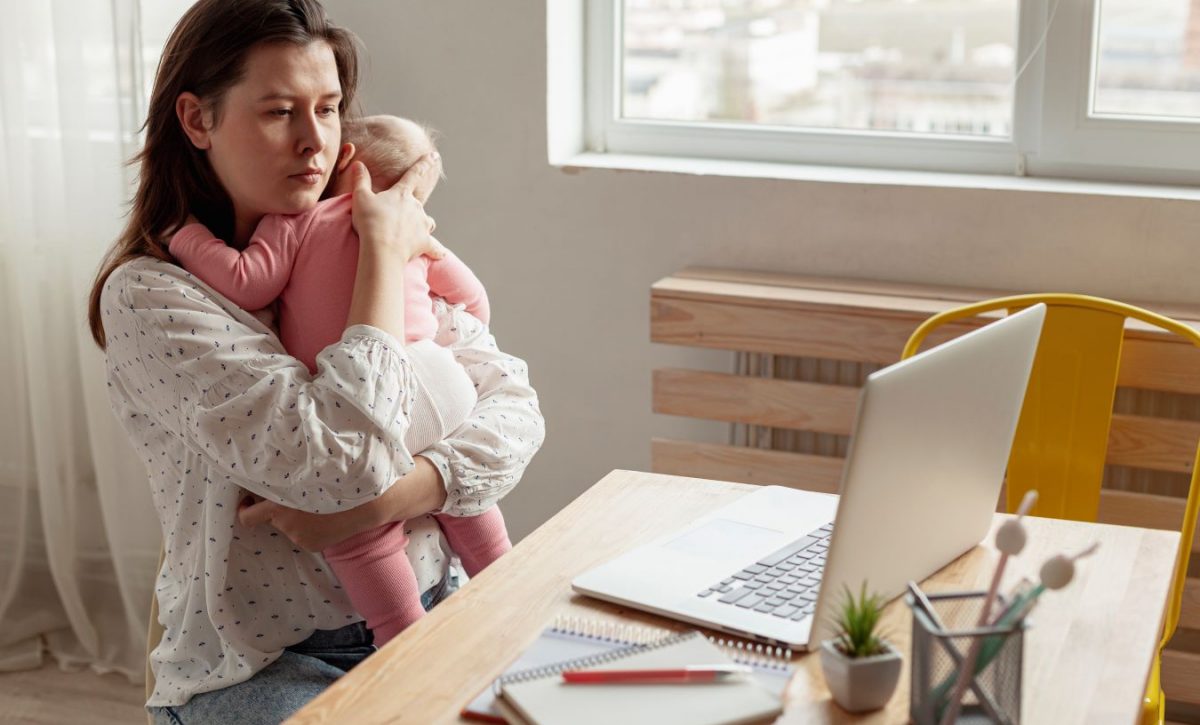 ¿Ser madre frena la carrera profesional? Un estudio revela por qué tantas mujeres dejan de trabajar tras tener hijos
