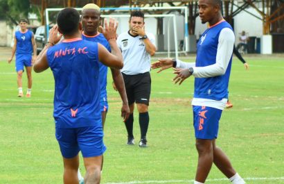 Acción del partido entre el Manta FC y ExaPromo Costa FC.