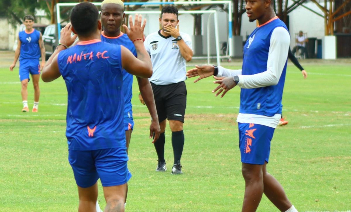 Acción del partido entre el Manta FC y ExaPromo Costa FC.