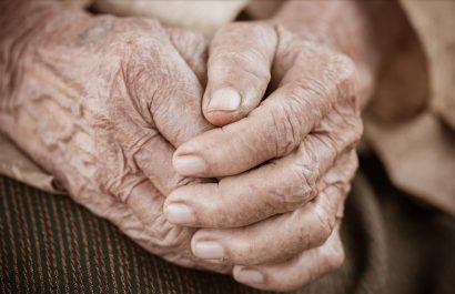 Estudio revela desaceleración en el aumento de la esperanza de vida mundial.