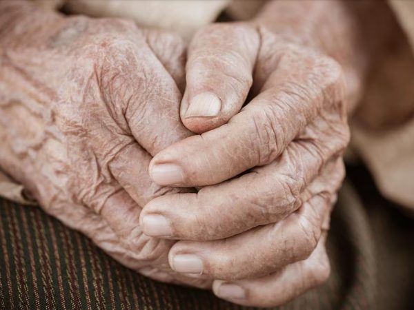 Estudio revela desaceleración en el aumento de la esperanza de vida mundial.