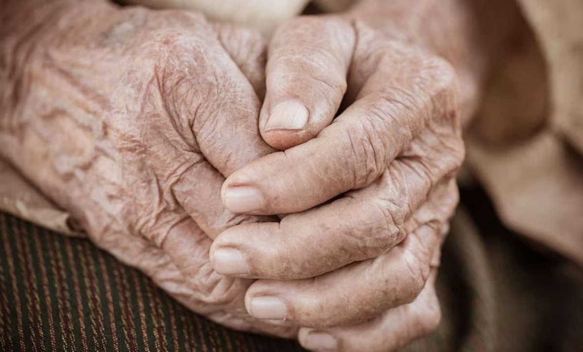 Estudio revela desaceleración en el aumento de la esperanza de vida mundial.