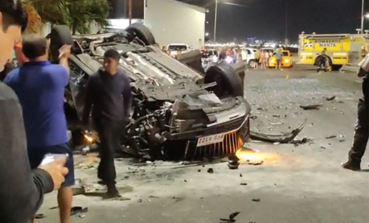 Autoridades investigan choque con cinco heridos en la vía Puerto Aeropuerto, en Manta