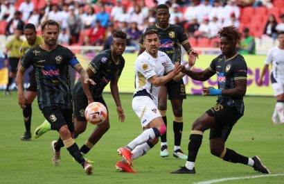 Los jugadores del Manta FC estuvieron atentos en la marca.