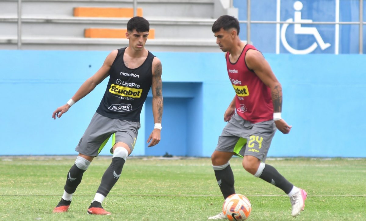 Jugadores del Manta FC en un calentamiento.