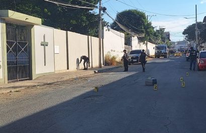 Un aparente tiroteo entre dos vehículos dejó dos personas heridas frente al cementerio de Marbella, en Manta.