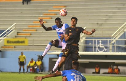 Acción del partido donde el Manta empató con Aucas la noche del lunes.