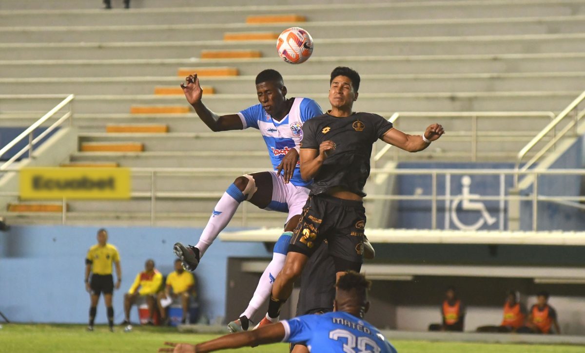 Acción del partido donde el Manta empató con Aucas la noche del lunes.