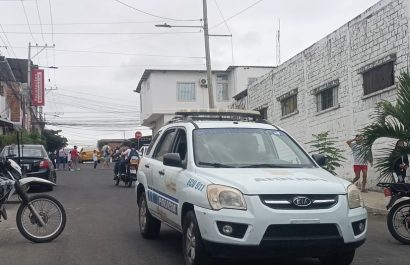 Un psicólogo resultó gravemente herido tras ser atacado con un vidriopor un estudiante dentro en centro educativo en Manta.
