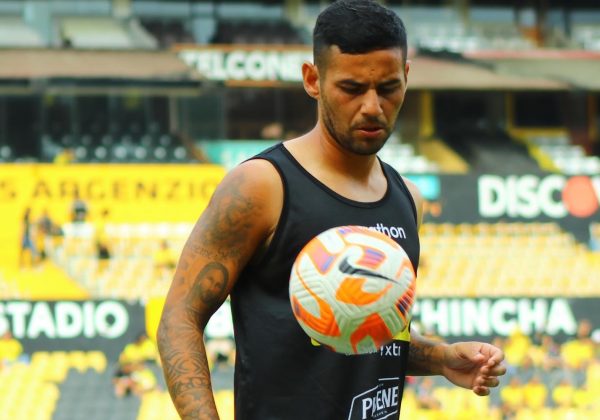 Marcos Acosta será baja en el Manta FC ante El Nacional.